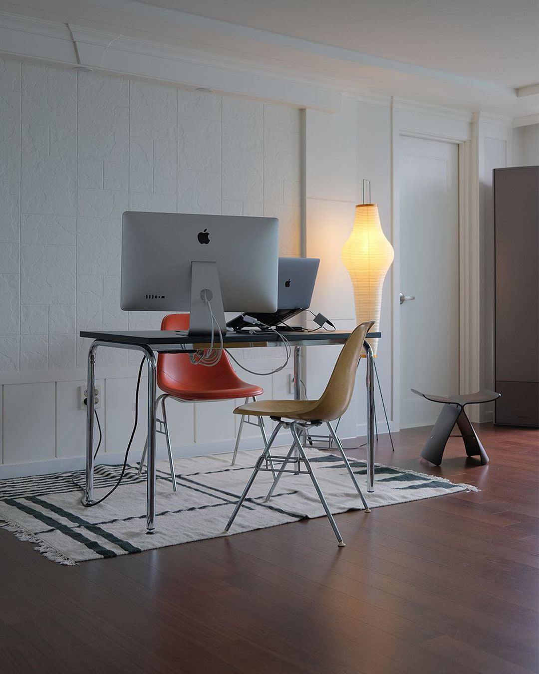 Lampa podłogowa z papieru ryżowego na trójnogu