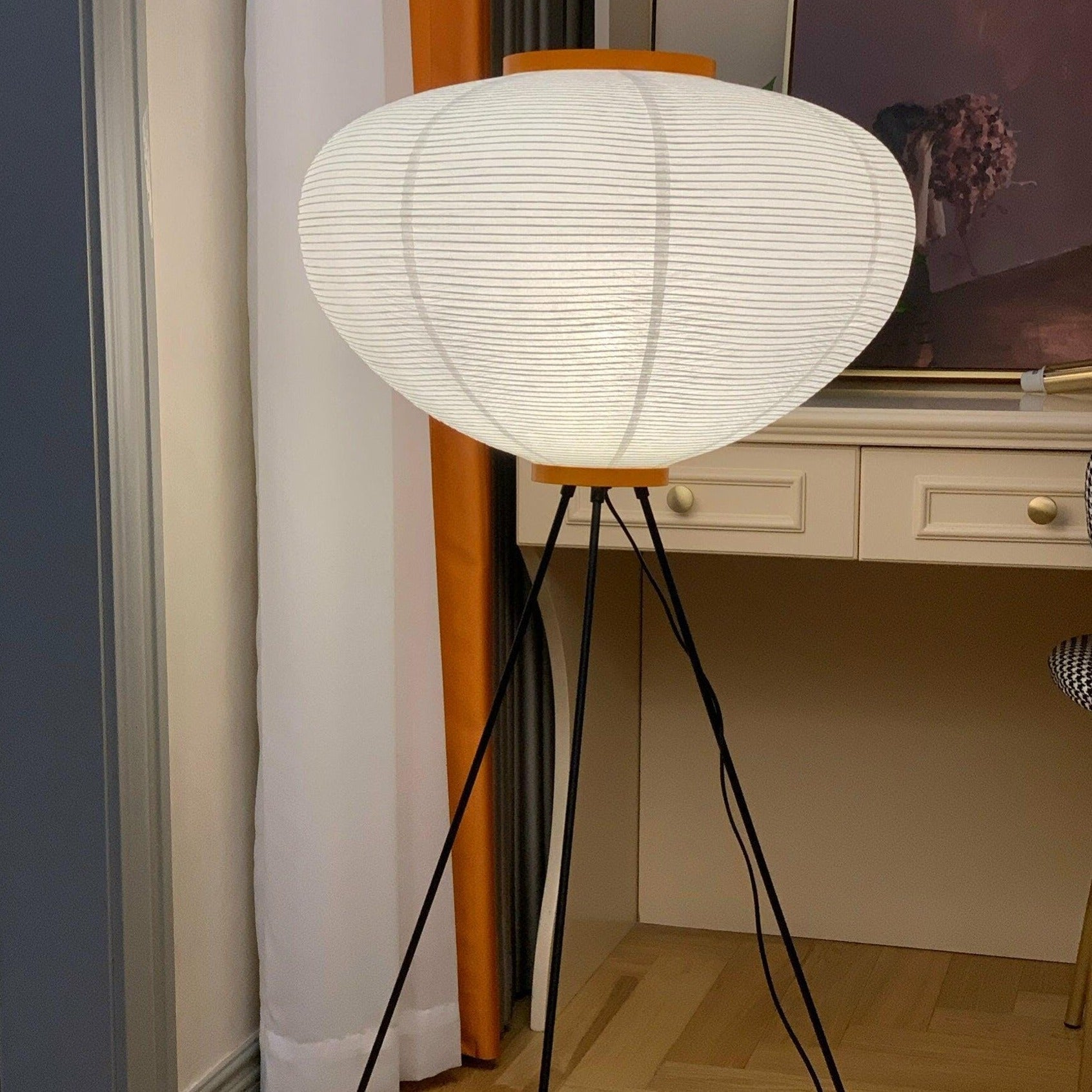 Lampa podłogowa z papieru ryżowego na trójnogu