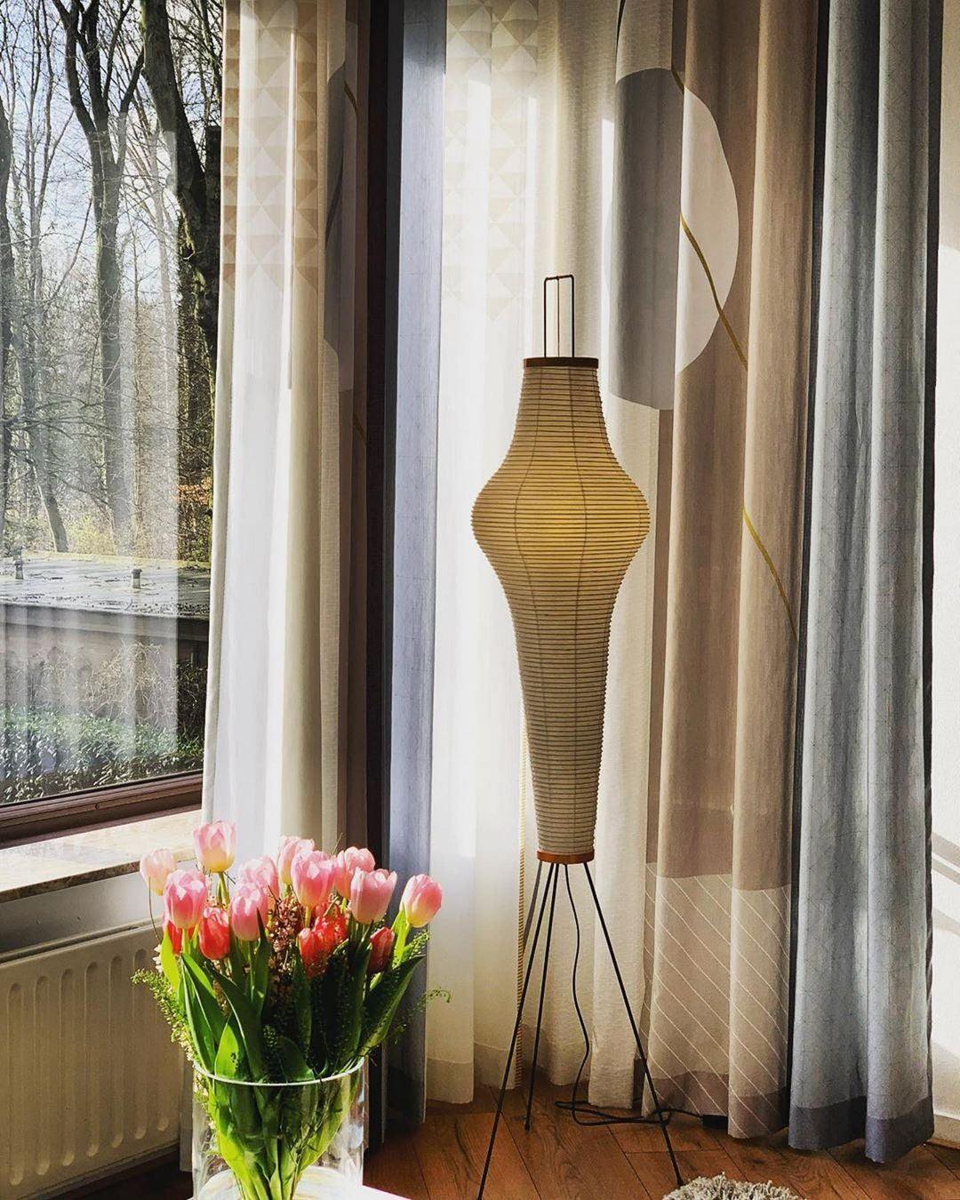 Lampa podłogowa z papieru ryżowego na trójnogu