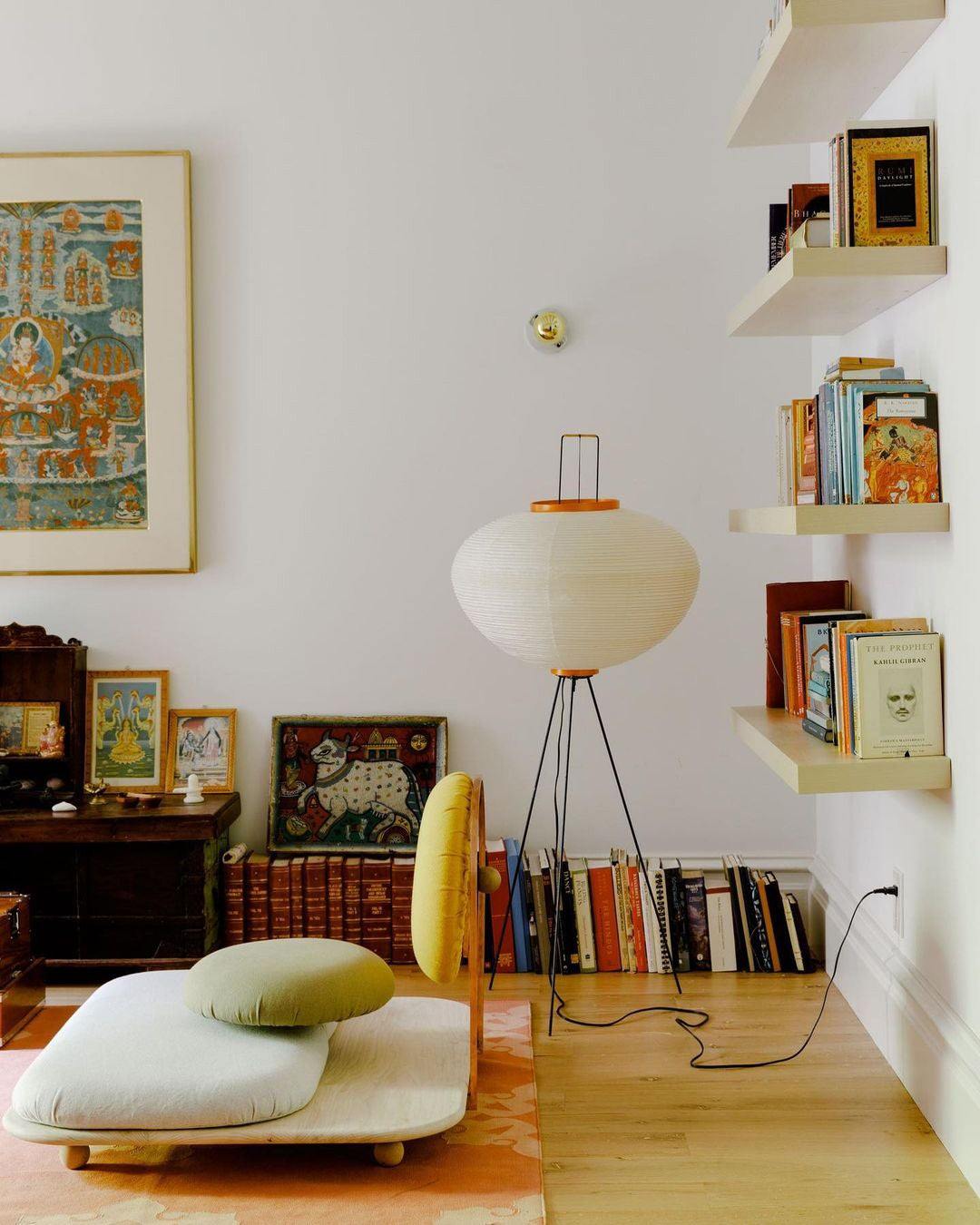 Lampa podłogowa z papieru ryżowego na trójnogu