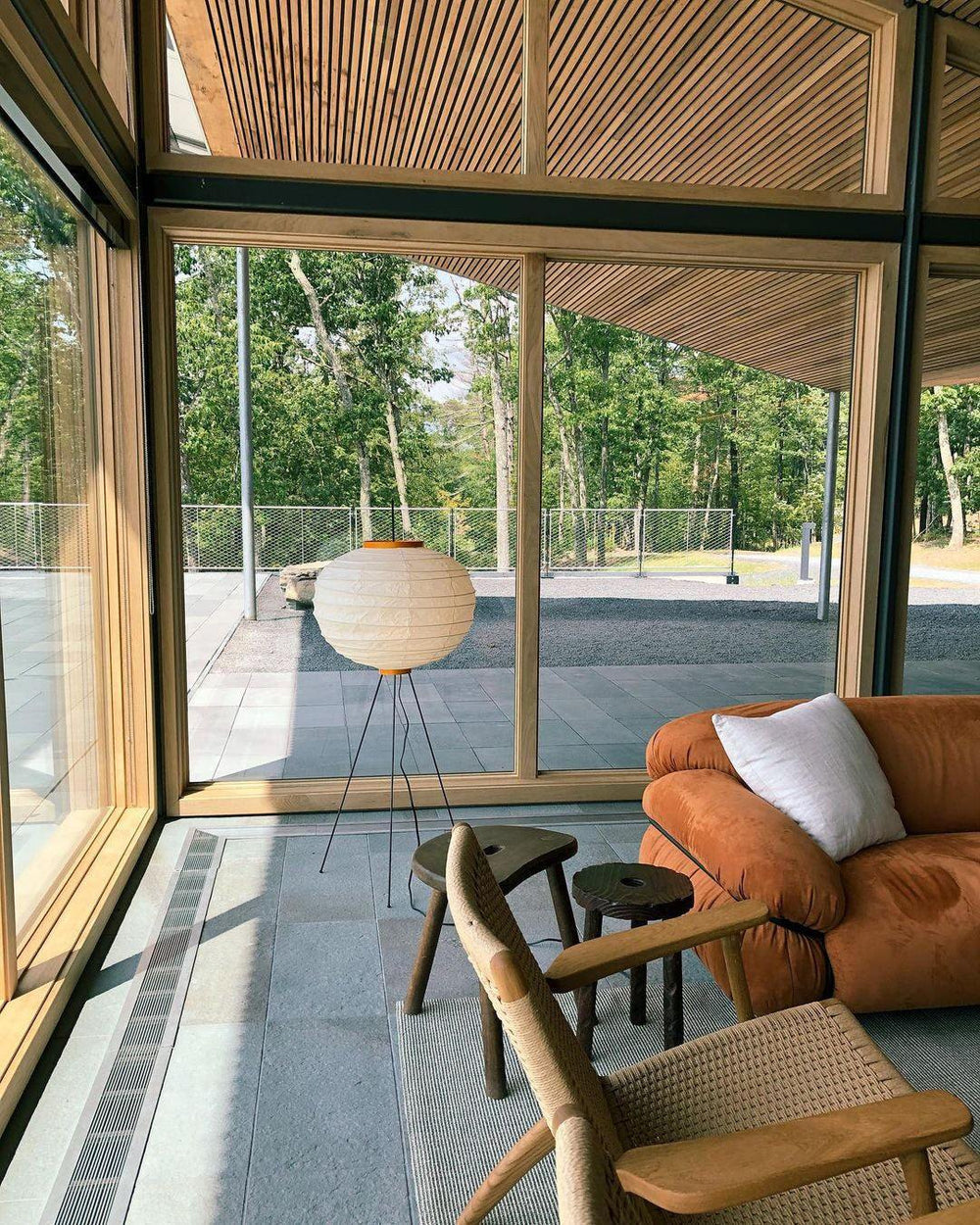 Lampa podłogowa z papieru ryżowego na trójnogu