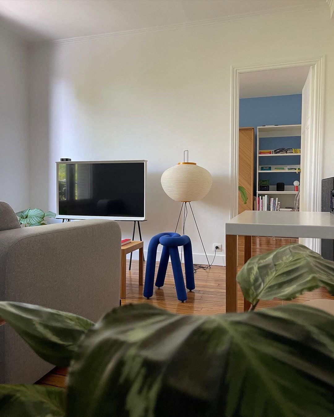 Lampa podłogowa z papieru ryżowego na trójnogu