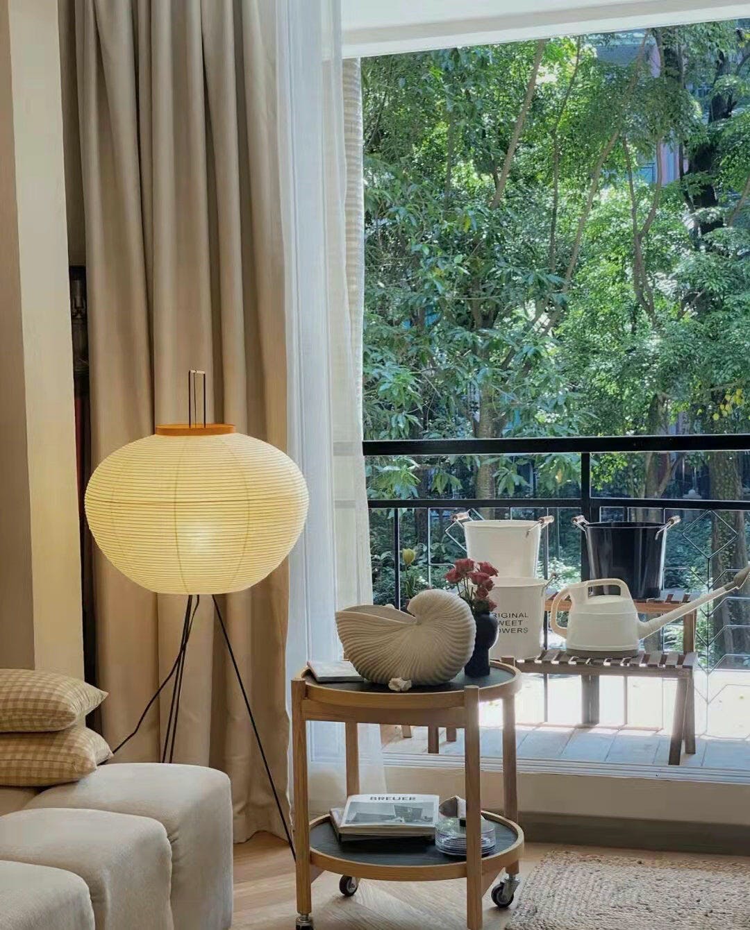 Lampa podłogowa z papieru ryżowego na trójnogu