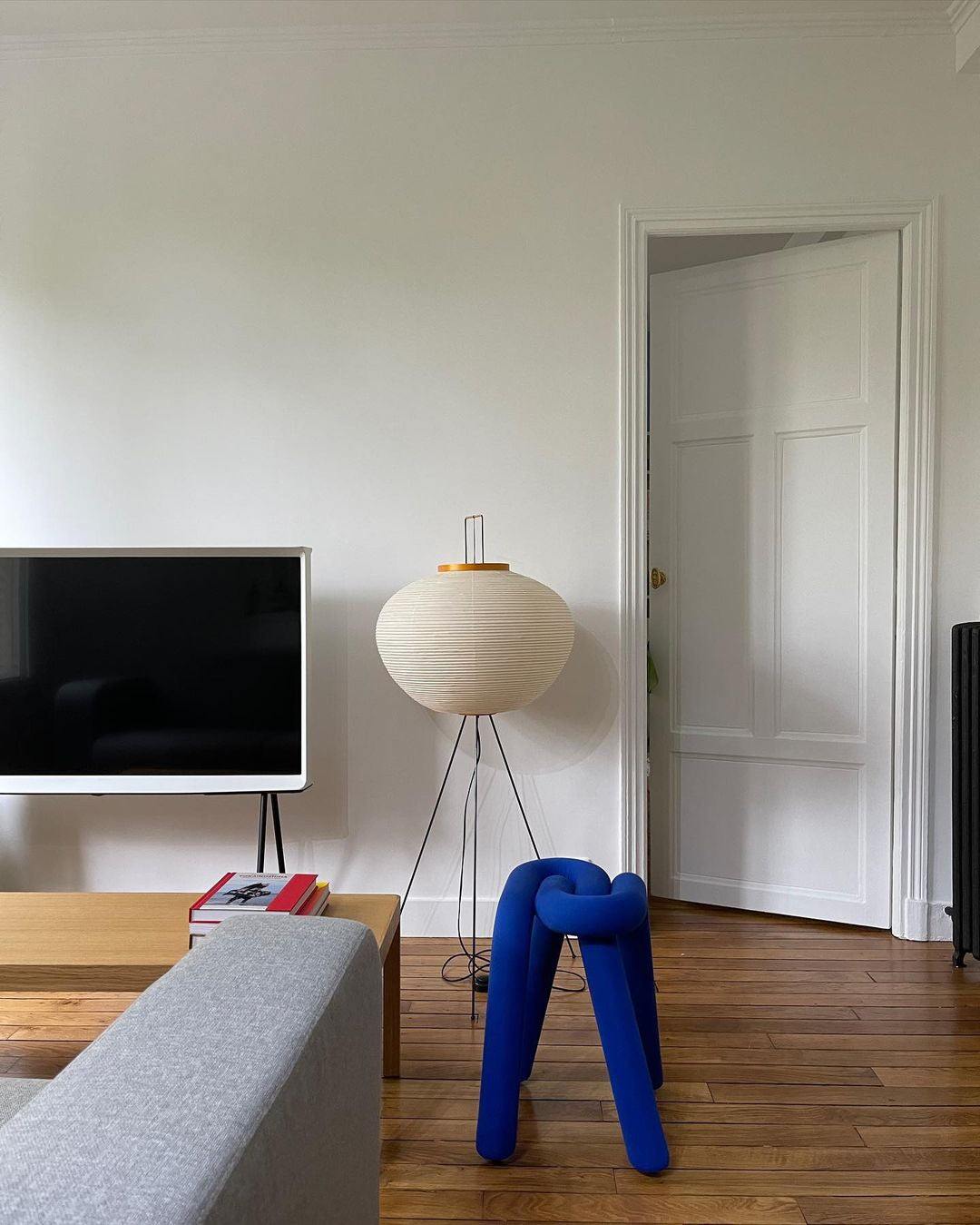 Lampa podłogowa z papieru ryżowego na trójnogu