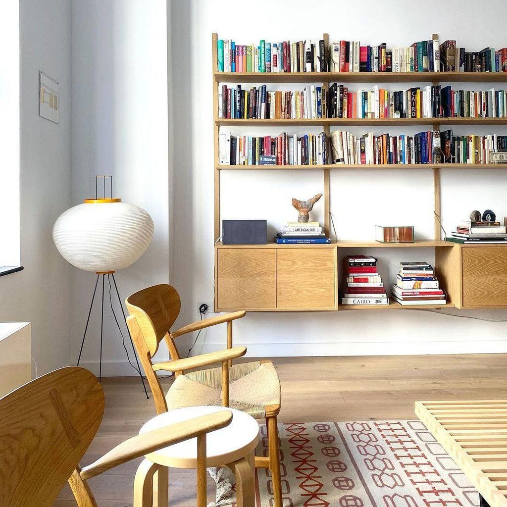 Lampa podłogowa z papieru ryżowego na trójnogu