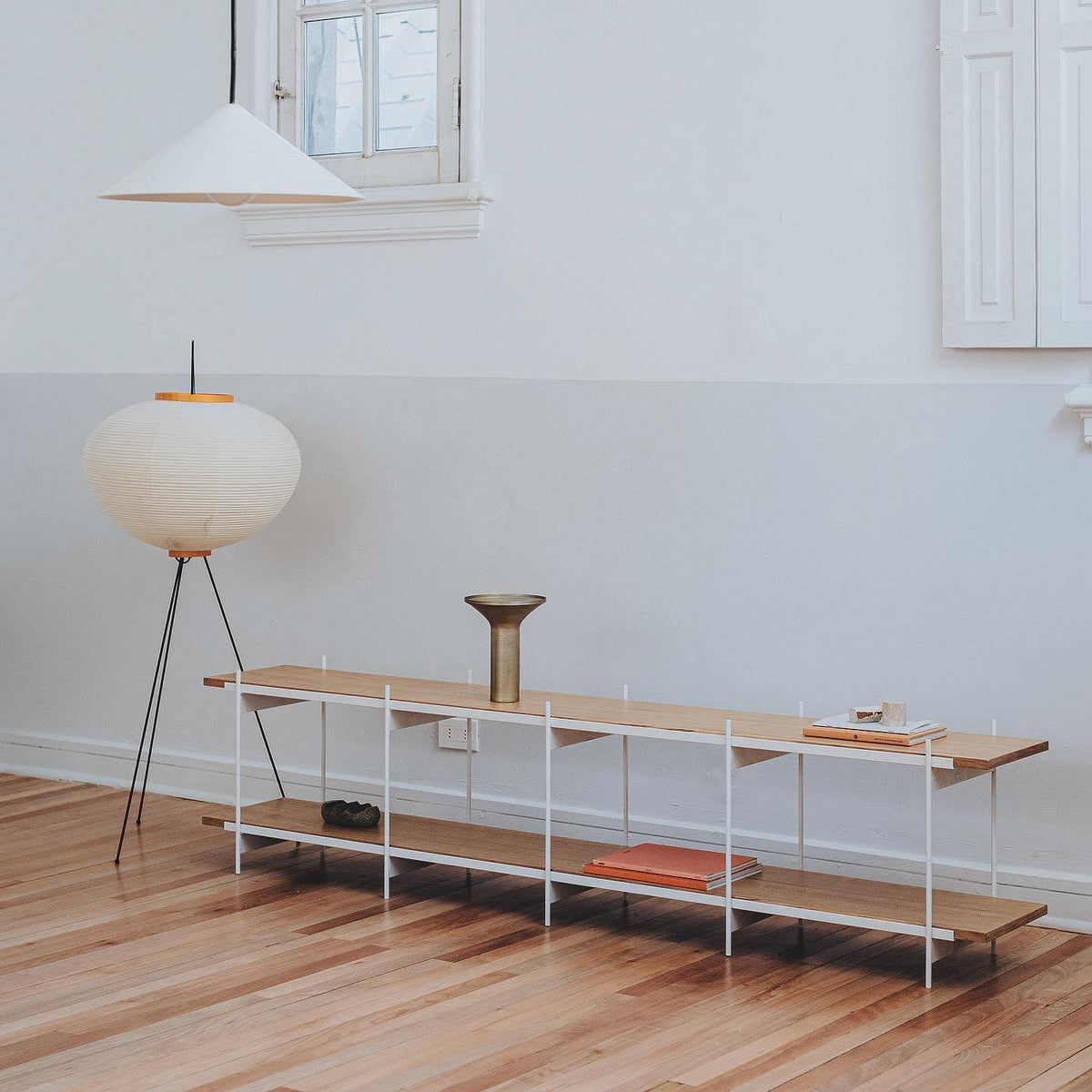 Lampa podłogowa z papieru ryżowego na trójnogu