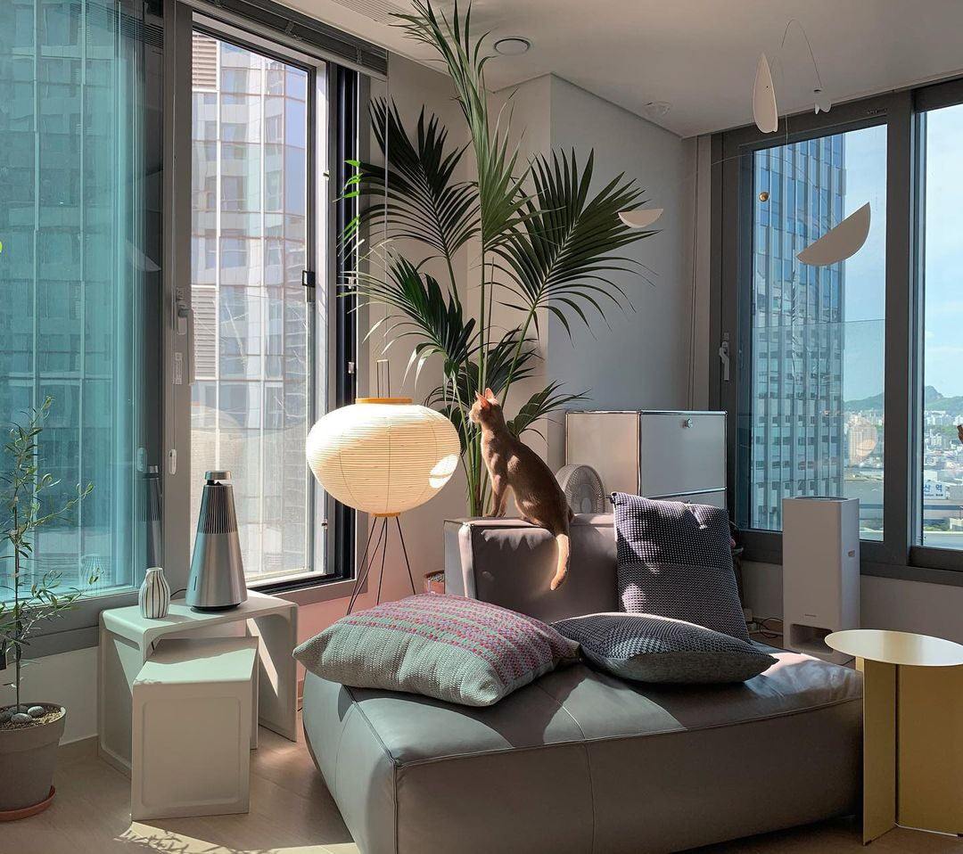 Lampa podłogowa z papieru ryżowego na trójnogu