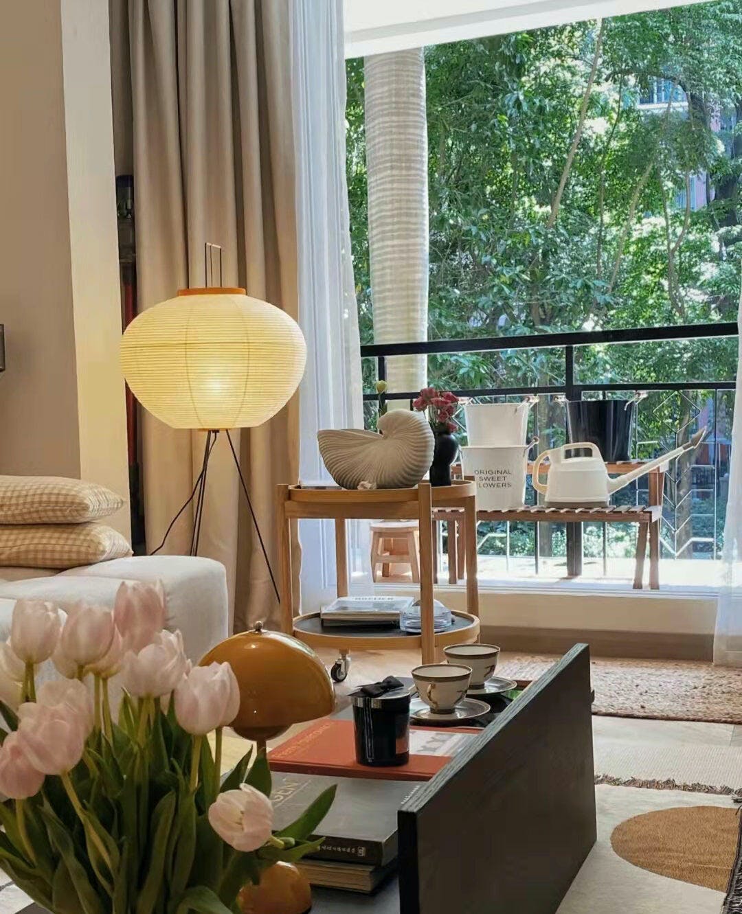 Lampa podłogowa z papieru ryżowego na trójnogu