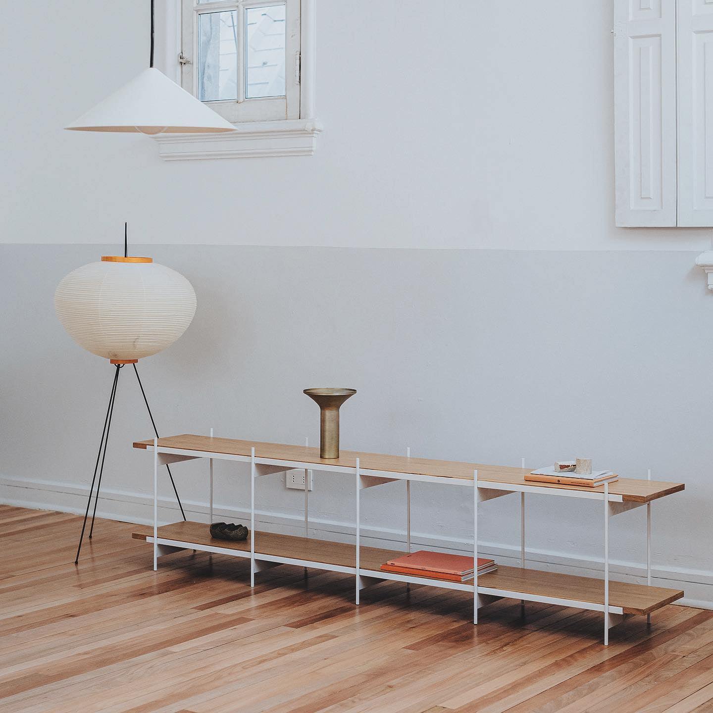 Lampa podłogowa z papieru ryżowego na trójnogu