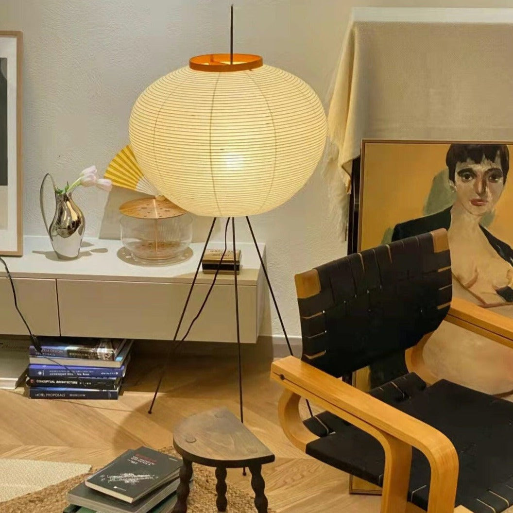 Lampa podłogowa z papieru ryżowego na trójnogu