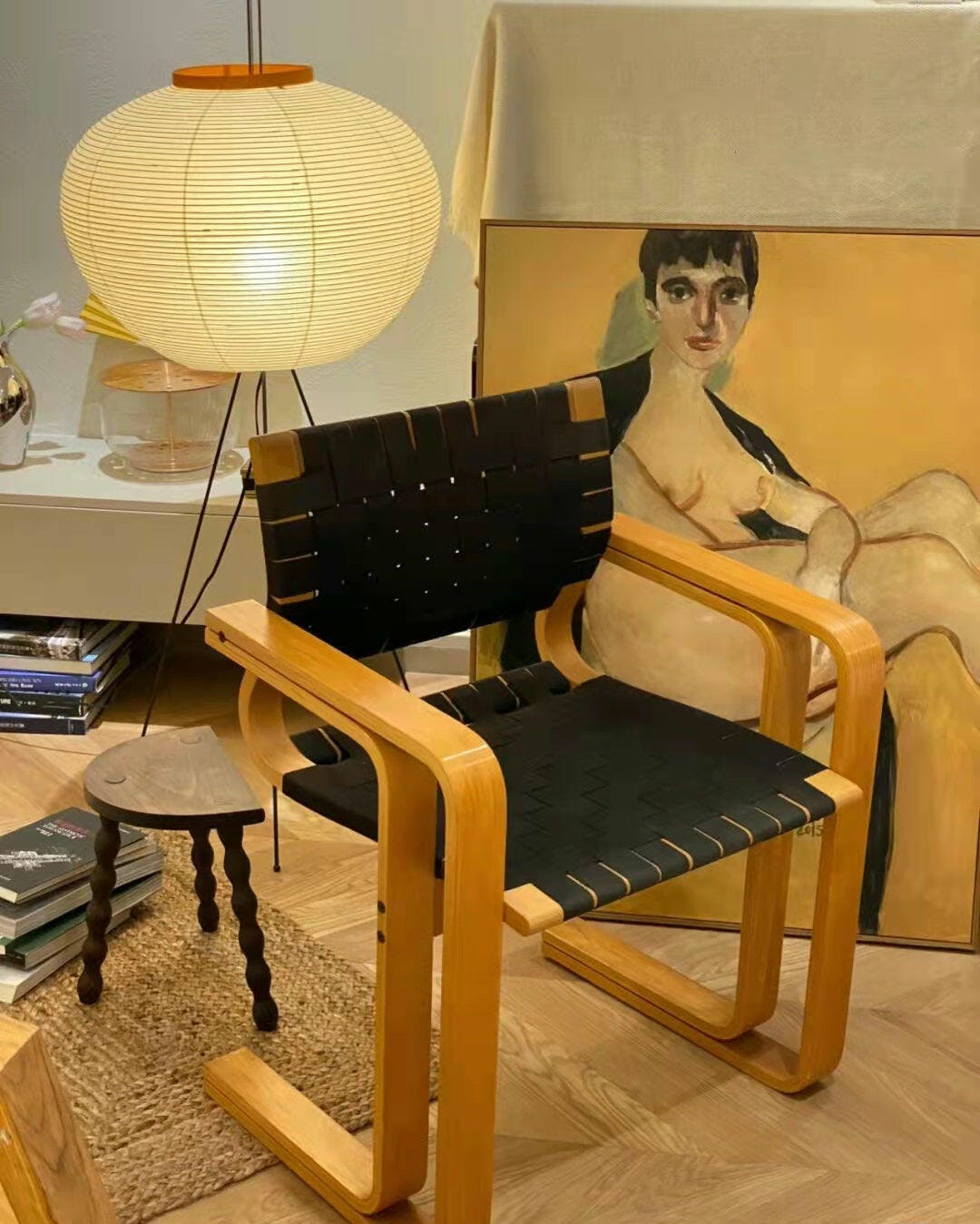 Lampa podłogowa z papieru ryżowego na trójnogu