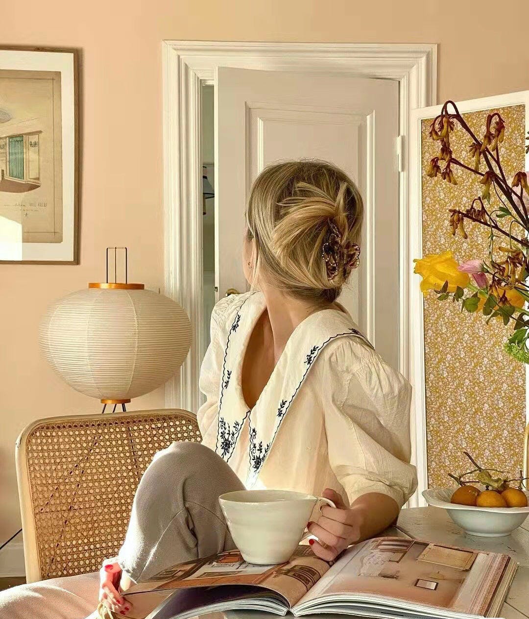 Lampa podłogowa z papieru ryżowego na trójnogu