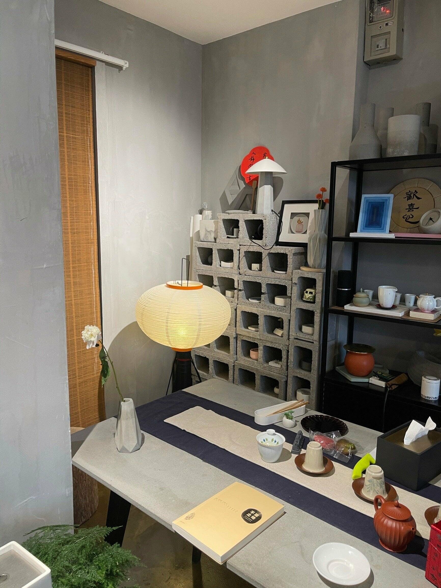 Lampa podłogowa z papieru ryżowego na trójnogu