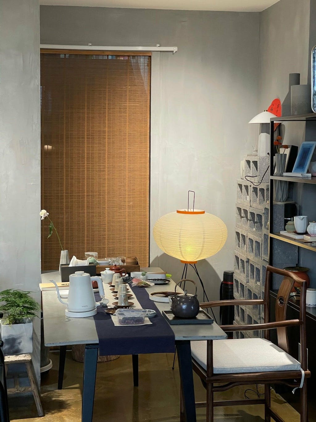 Lampa podłogowa z papieru ryżowego na trójnogu