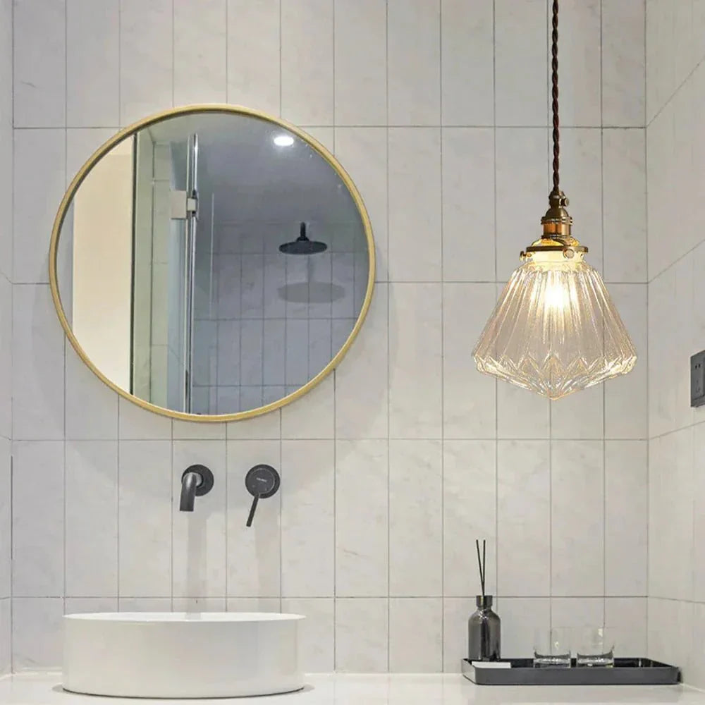 Szklana lampa wisząca z dekoracyjnym kloszem