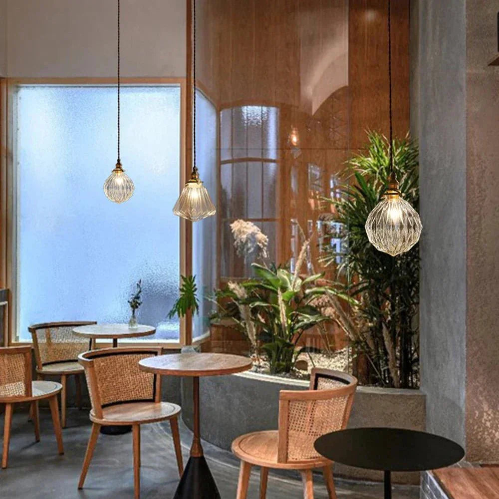 Szklana lampa wisząca z dekoracyjnym kloszem