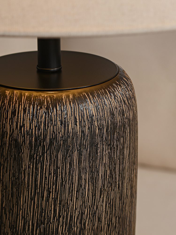 Rustykalna lampa podłogowa z ceramiczną podstawą