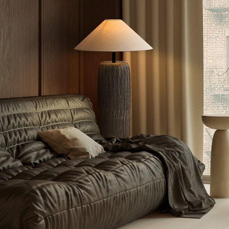 Rustykalna lampa podłogowa z ceramiczną podstawą