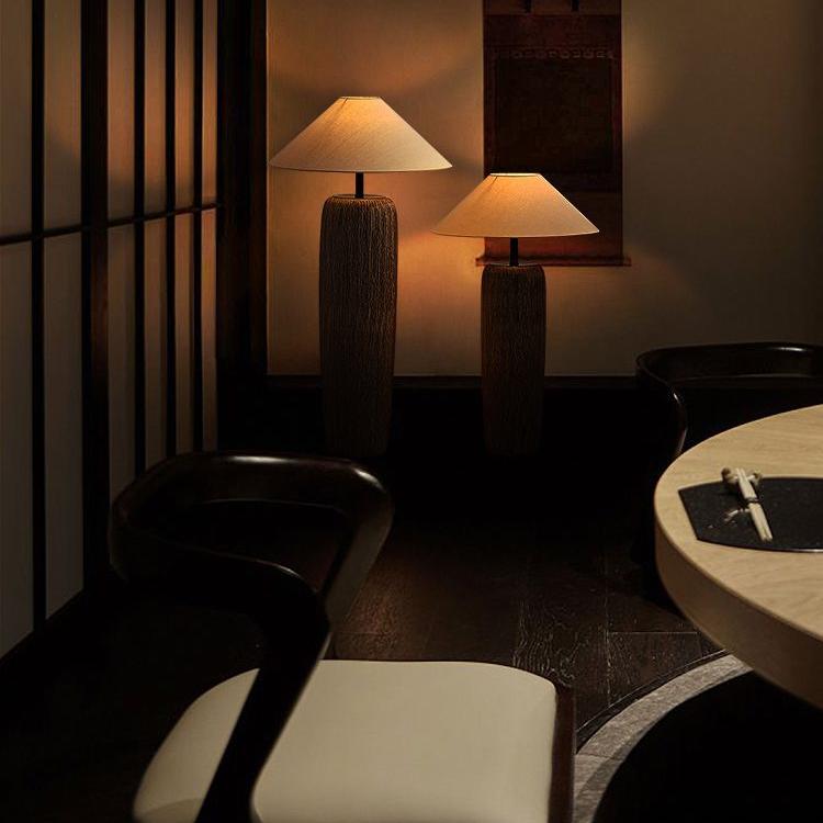 Rustykalna lampa podłogowa z ceramiczną podstawą