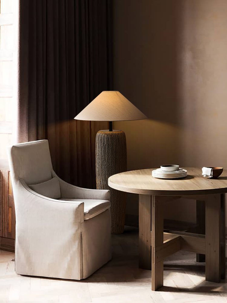 Rustykalna lampa podłogowa z ceramiczną podstawą