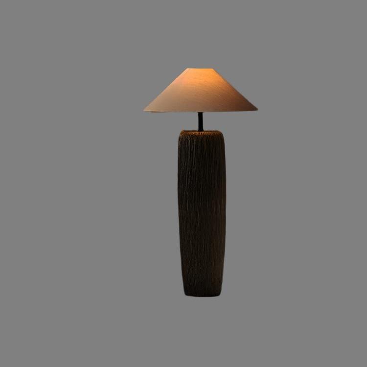 Rustykalna lampa podłogowa z ceramiczną podstawą