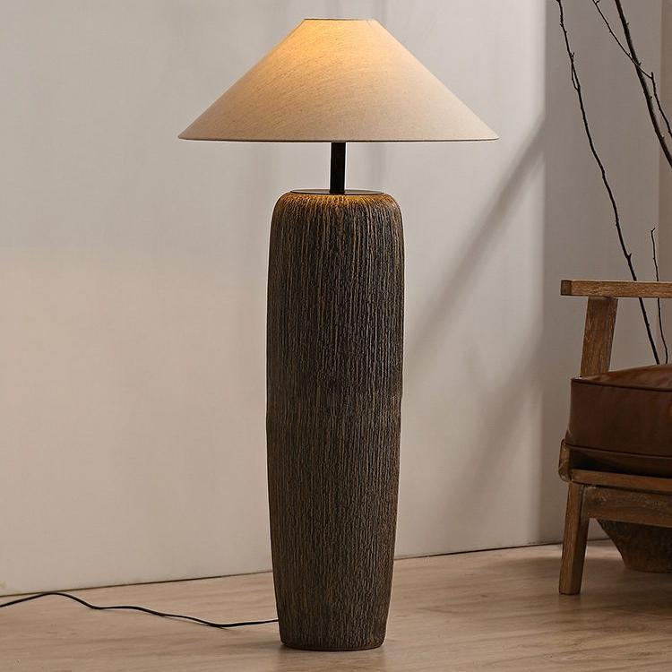 Rustykalna lampa podłogowa z ceramiczną podstawą
