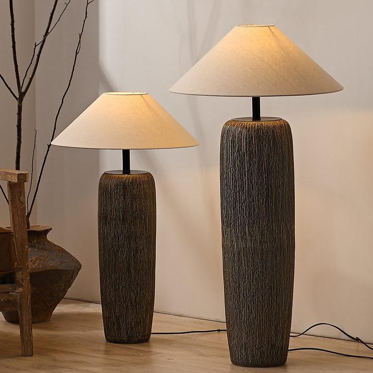 Rustykalna lampa podłogowa z ceramiczną podstawą