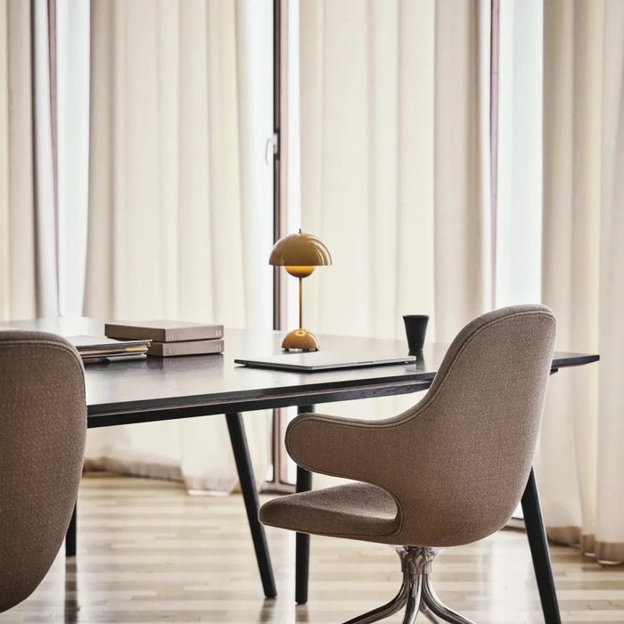 Nowoczesna lampa stołowa LED z kloszem kopułowym