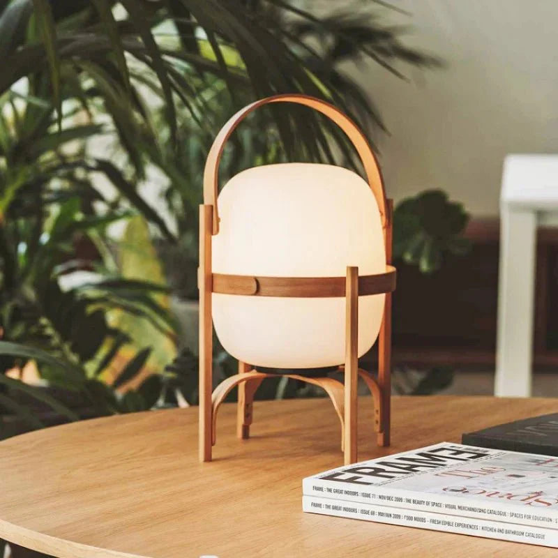 Lampa stołowa Cesta z drewnianą ramą i szklanym kloszem