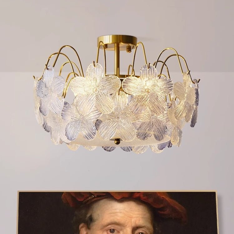 Klasyczny żyrandol sufitowy z kwiatowymi kloszami ze szkła