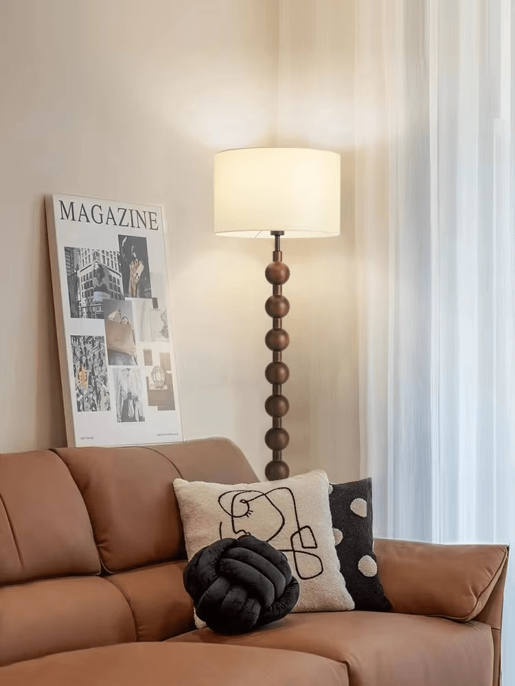 Lampa podłogowa drewniana Japandi z tkaninowym kloszem