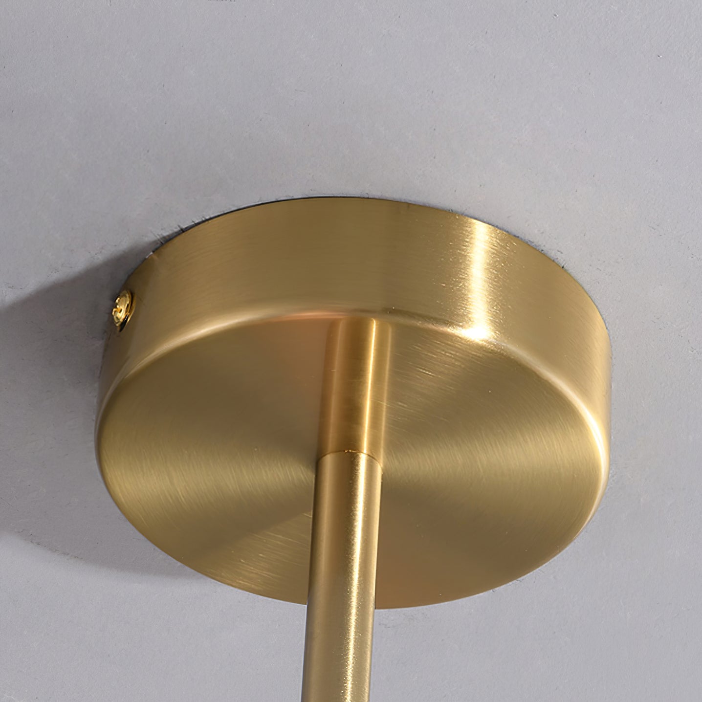 Żyrandol sufitowy z różowymi szklanymi kloszami