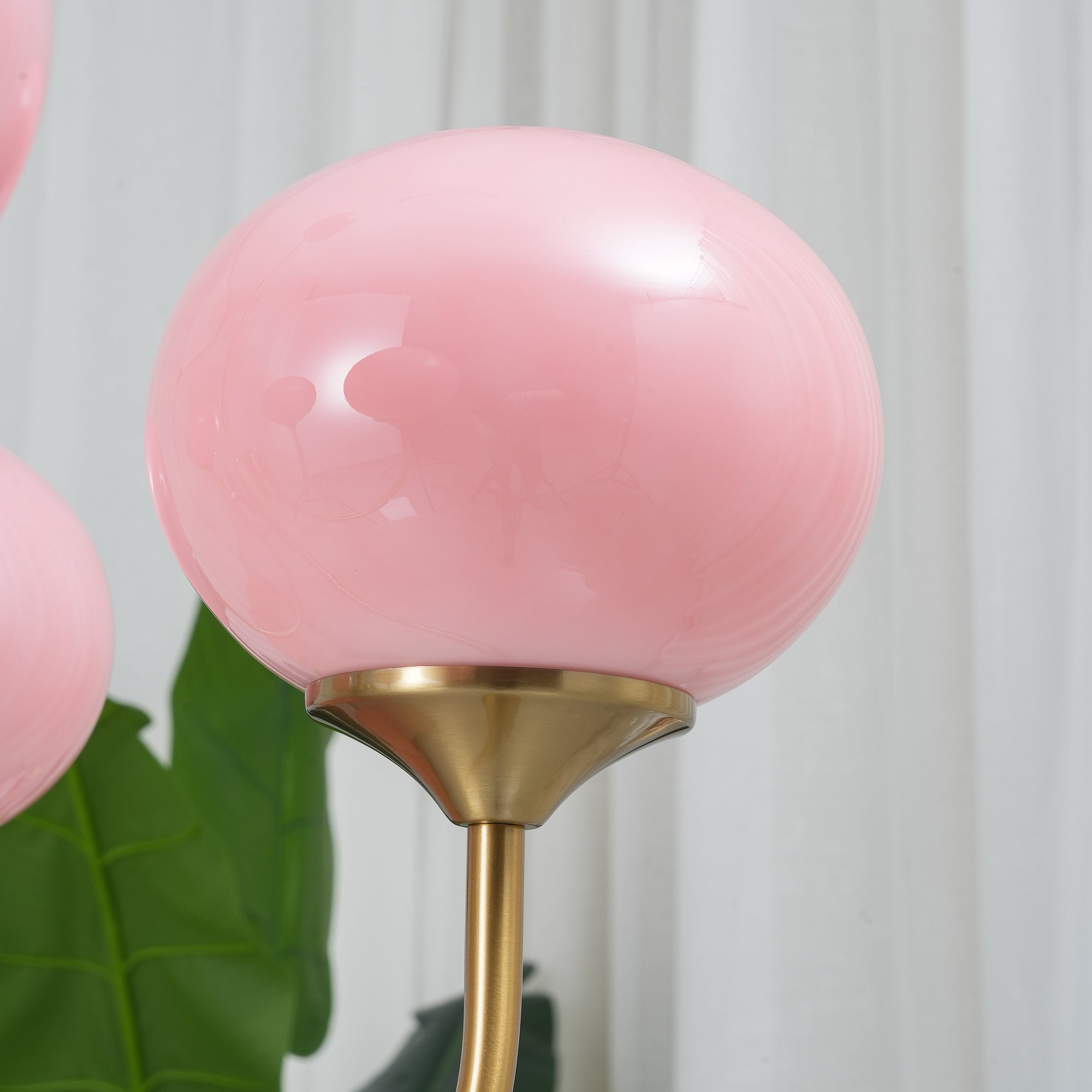 Żyrandol sufitowy z różowymi szklanymi kloszami