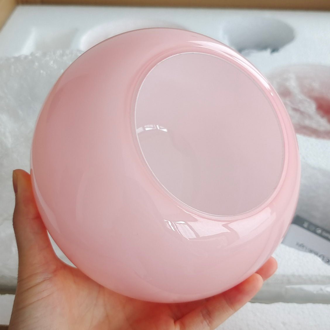 Żyrandol sufitowy z różowymi szklanymi kloszami