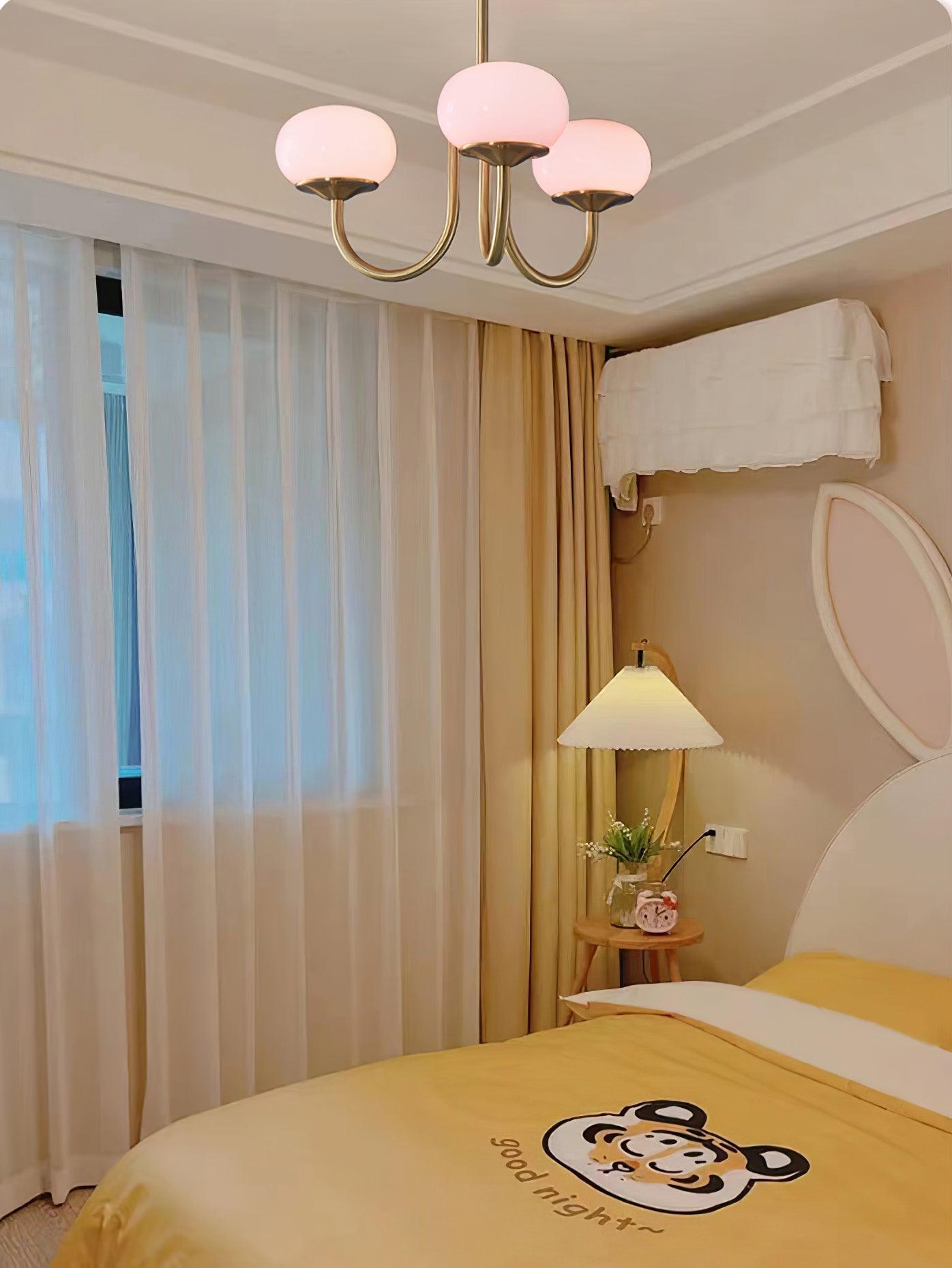 Żyrandol sufitowy z różowymi szklanymi kloszami