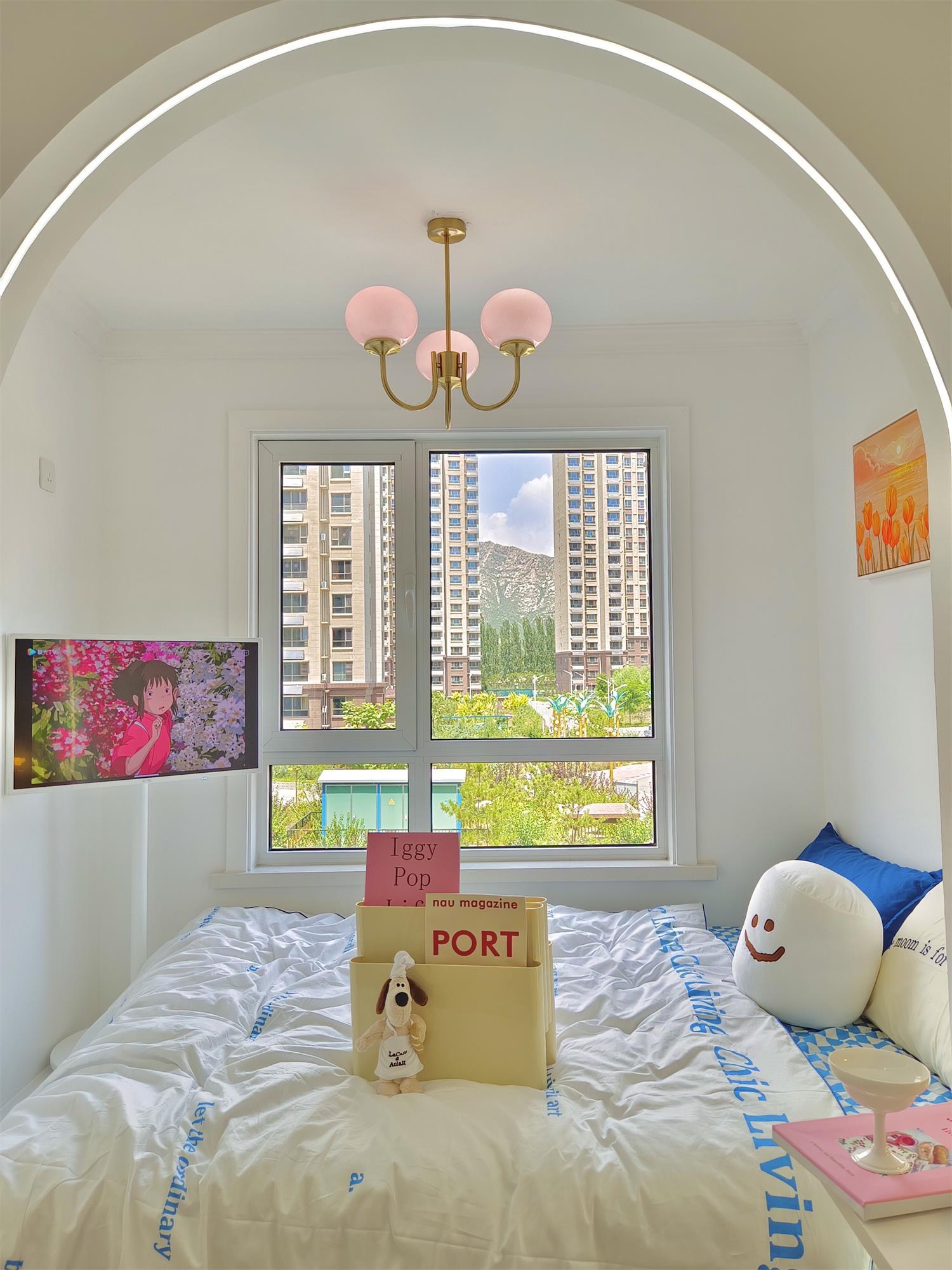 Żyrandol sufitowy z różowymi szklanymi kloszami