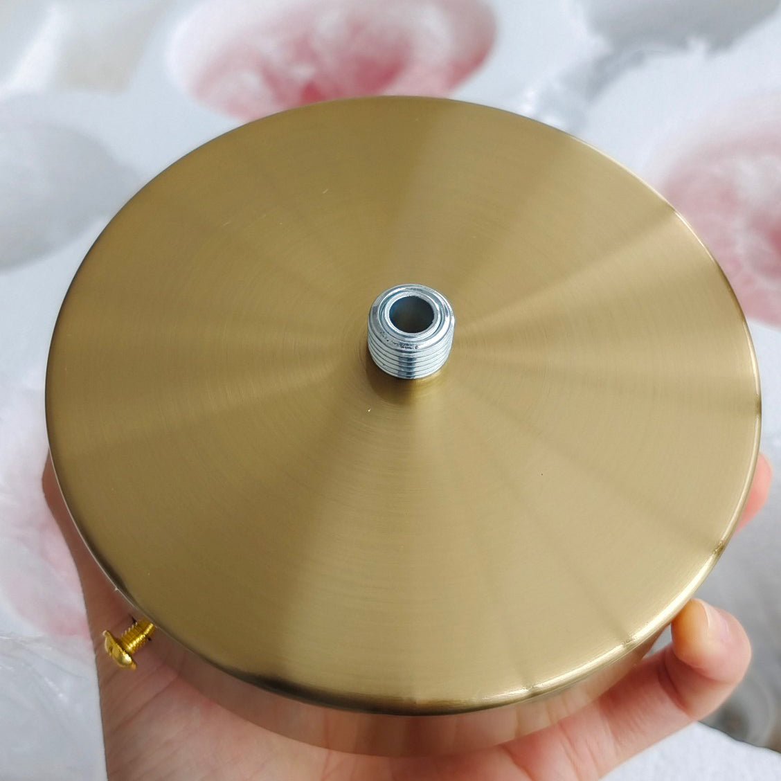 Żyrandol sufitowy z różowymi szklanymi kloszami