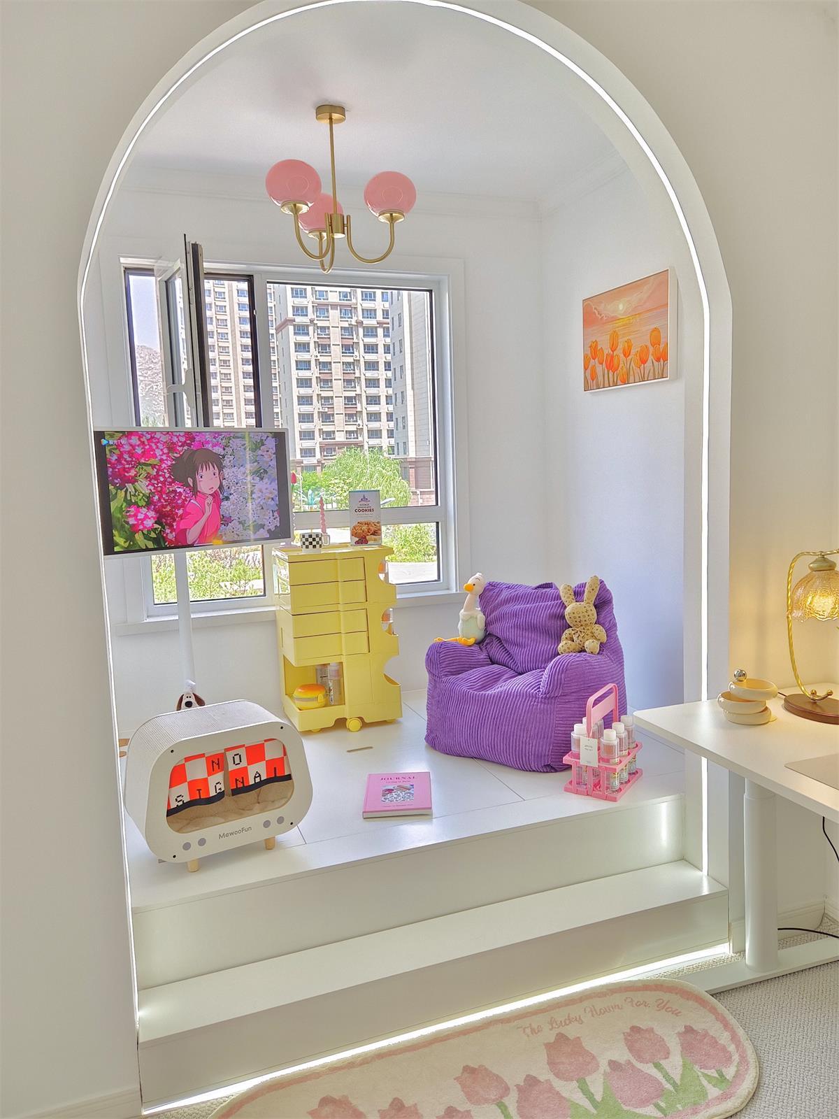 Żyrandol sufitowy z różowymi szklanymi kloszami