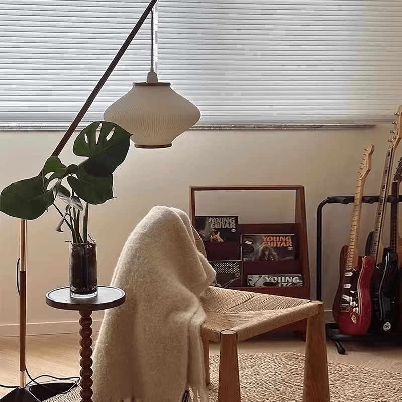 Lampa podłogowa z tkaninowym kloszem i drewnianym ramieniem