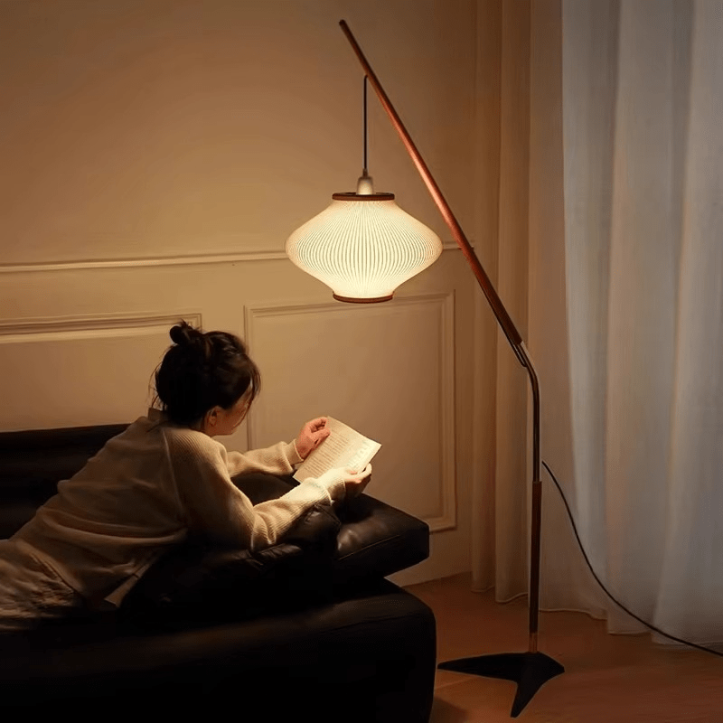 Lampa podłogowa z tkaninowym kloszem i drewnianym ramieniem