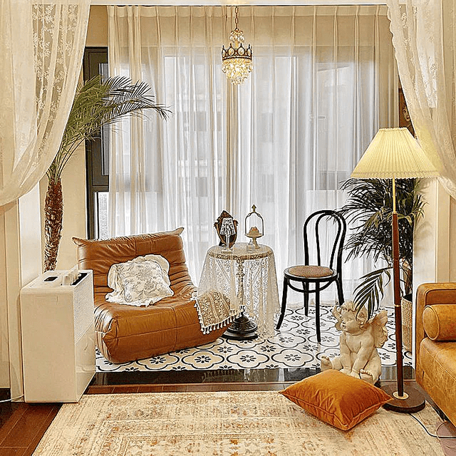 Nowoczesna lampa podłogowa z tkaninowym kloszem