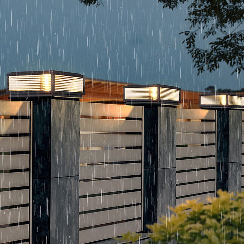 Kwadratowa lampa słupkowa LED z żebrowanym kloszem