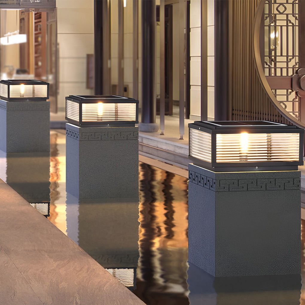 Kwadratowa lampa słupkowa LED z żebrowanym kloszem