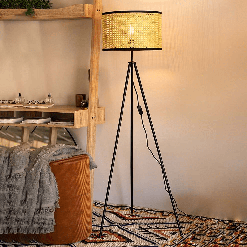 Lampa podłogowa trójnóg z kloszem rattanowym